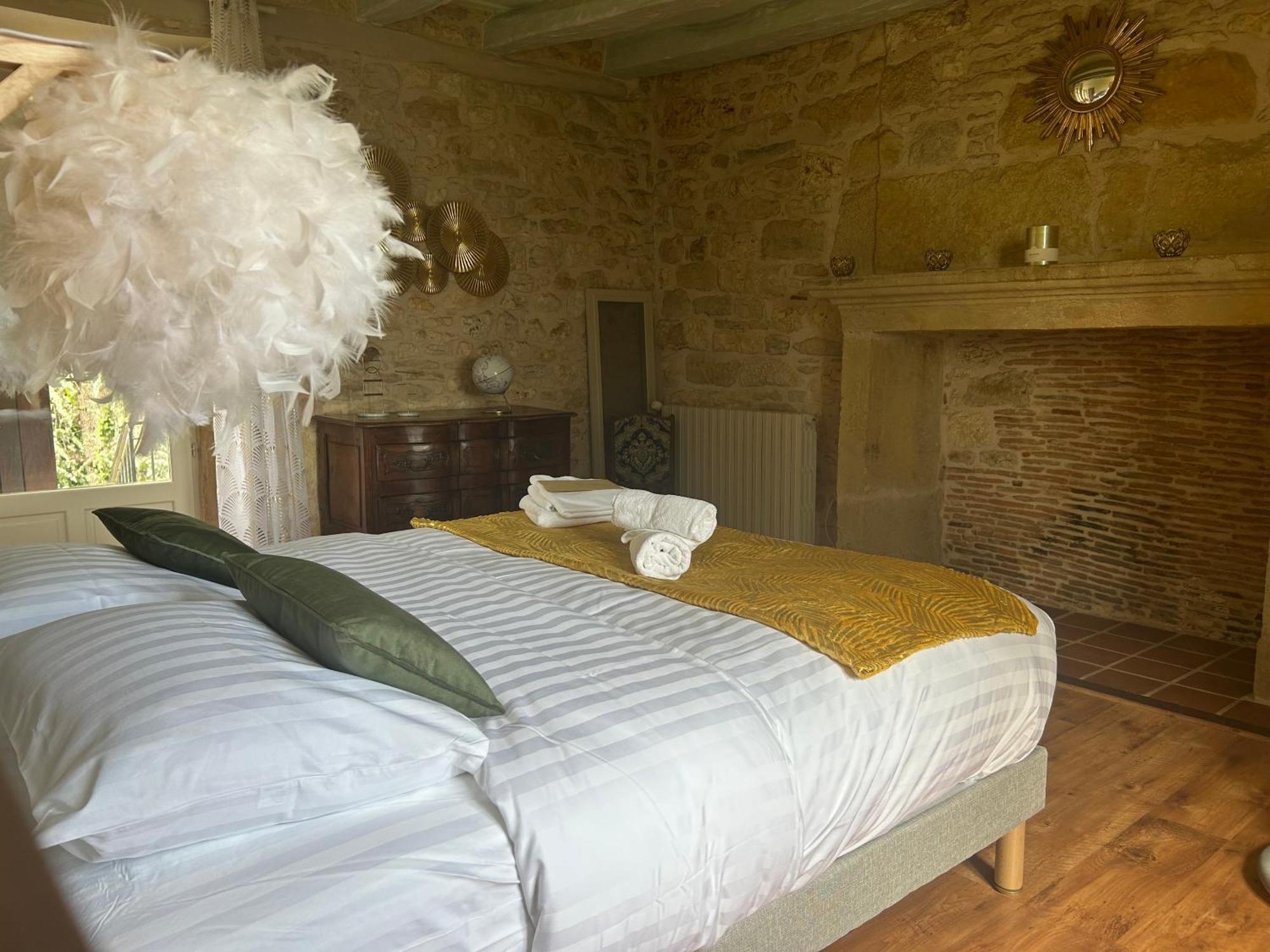Demeure Du Vallon - Chambres D'Hotes De Charme Azerat Exterior foto
